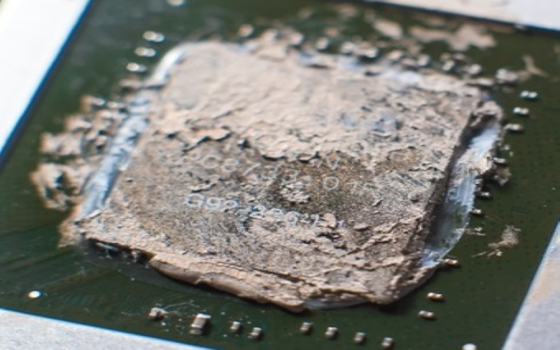 过量涂抹导热硅脂的后果示意图 过量涂抹导热硅脂的后果示意图