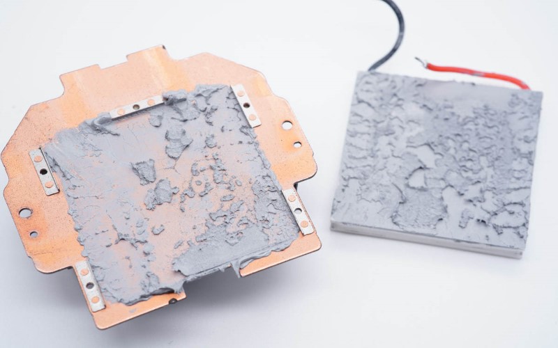 TEC晶片发热面和纯铜散热格栅上使用导热硅脂