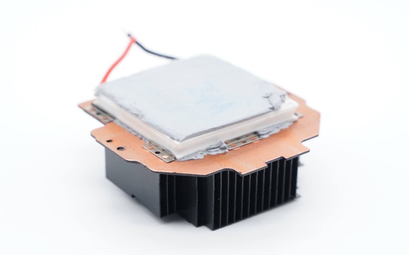 EC晶片的制冷面铜散热片上的导热硅胶片