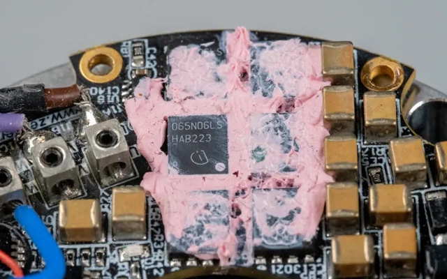 关节电机主板MOS区域应用单组份导热凝胶